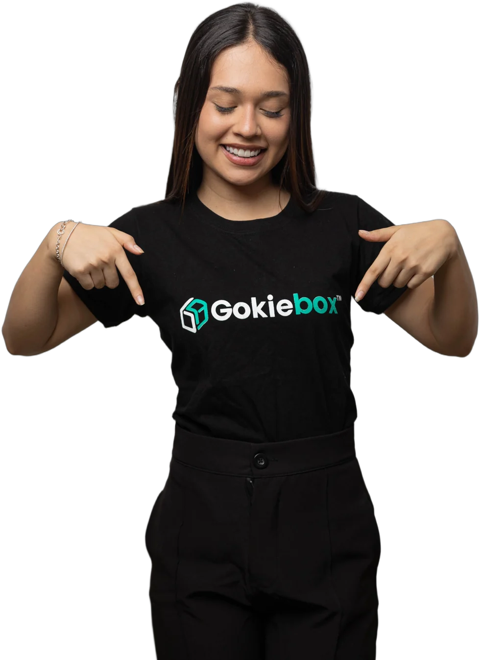 Asesora de Gokiebox señalando el logo impreso en su polo