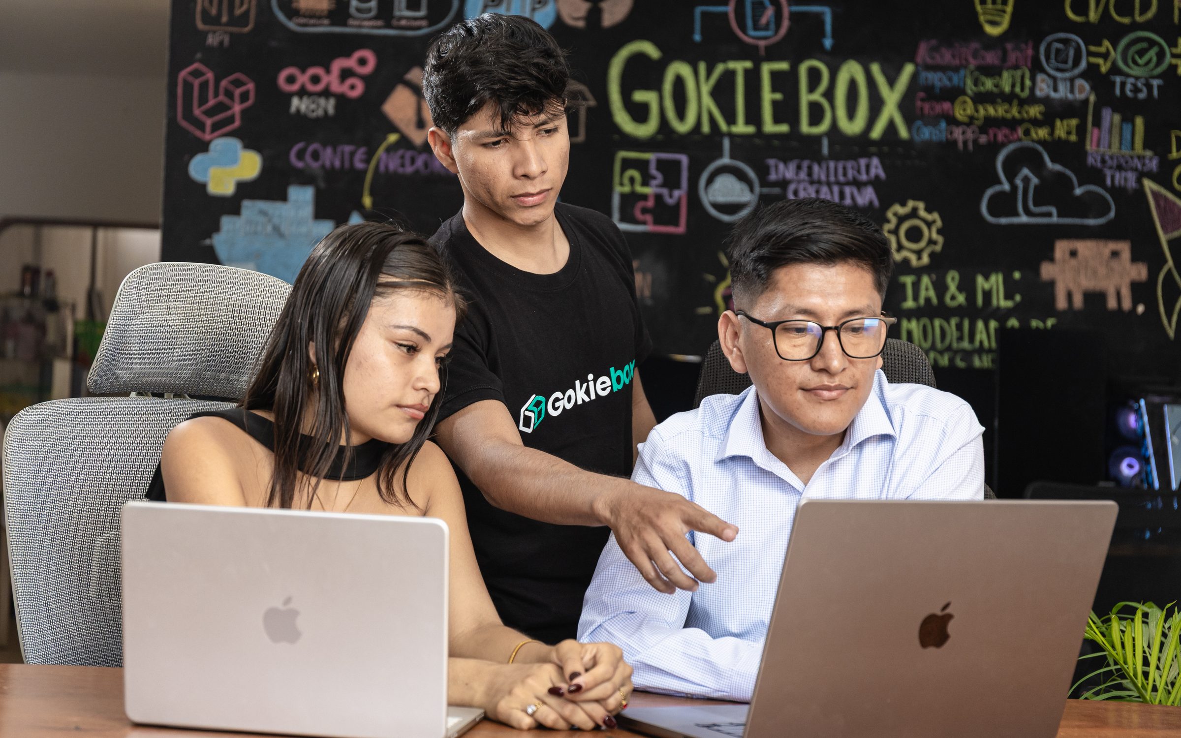 Equipo de Gokiebox revisando juntos una campaña en la laptop