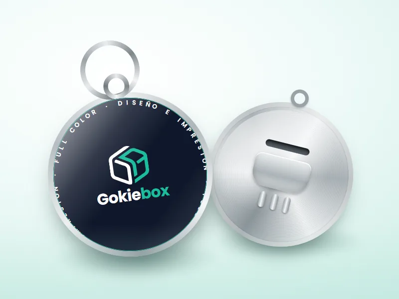 Llavero destapador con el logo de Gokiebox: cara impresa y reverso con destapador