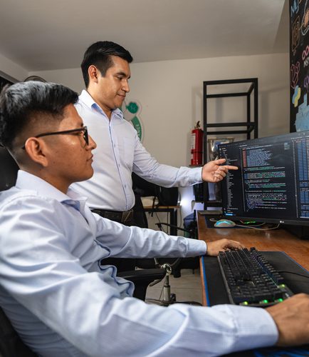 Desarrolladores de Gokiebox revisando código