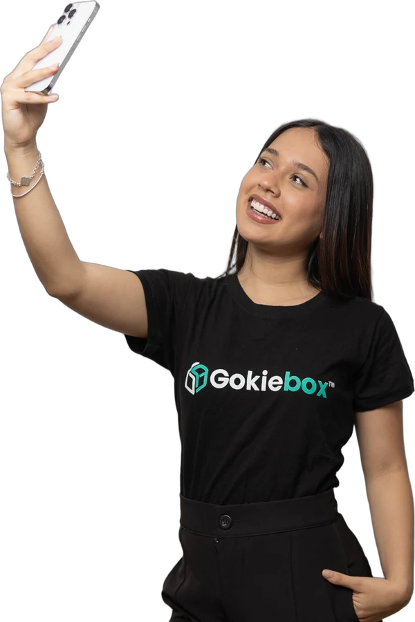 Chica con polo de Gokiebox tomándose un selfie para redes sociales