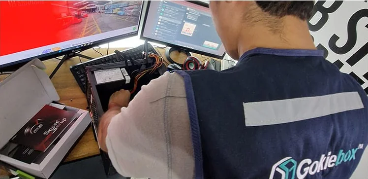 Técnico de Gokiebox armando una computadora