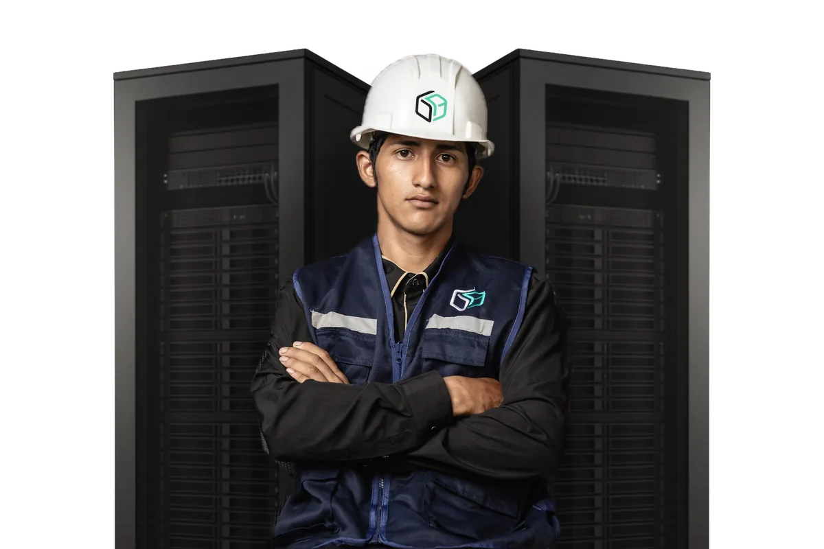 Ingeniero de Gokiebox con casco y chaleco frente a racks de servidores