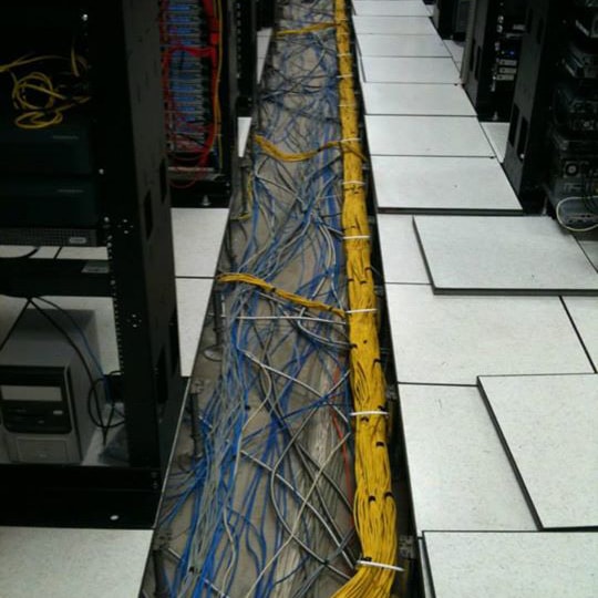Cableado estructurado bajo el piso técnico del centro de datos