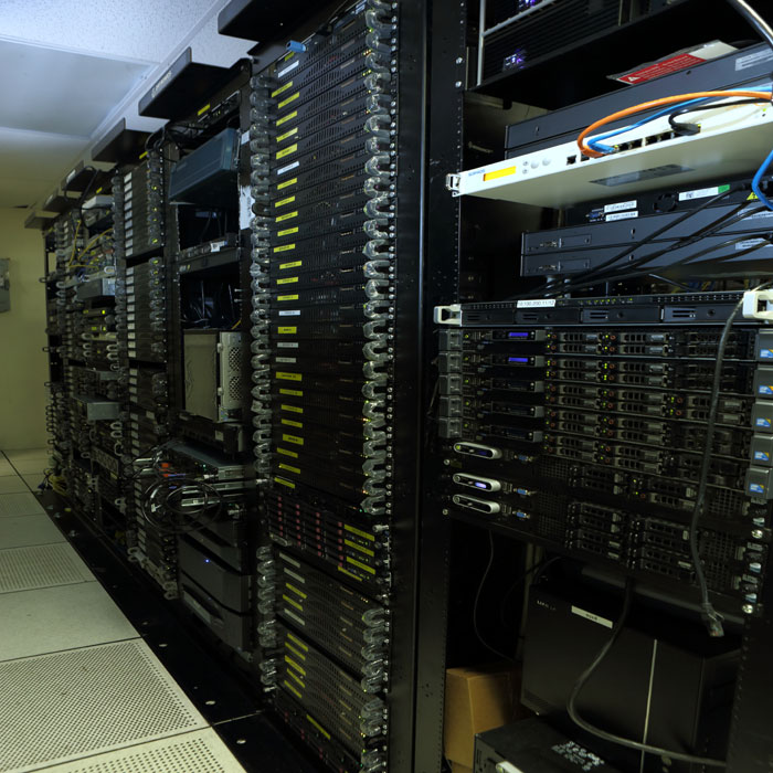 Filas de racks de servidores con cableado estructurado
