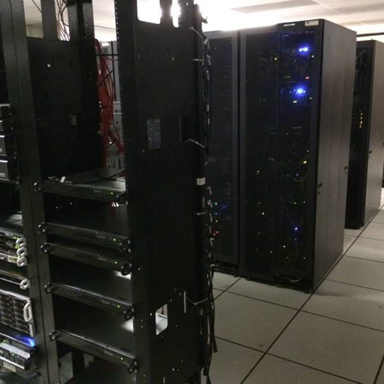 Gabinetes de servidores en operación