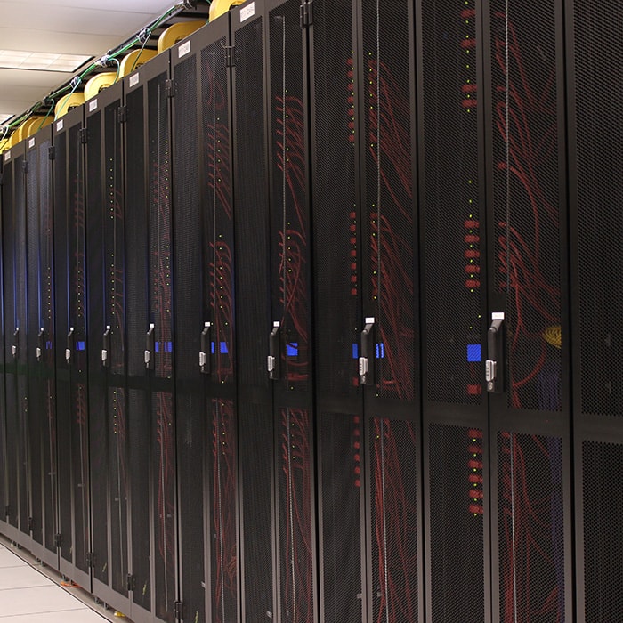 Gabinetes cerrados con cableado ordenado en TEB4