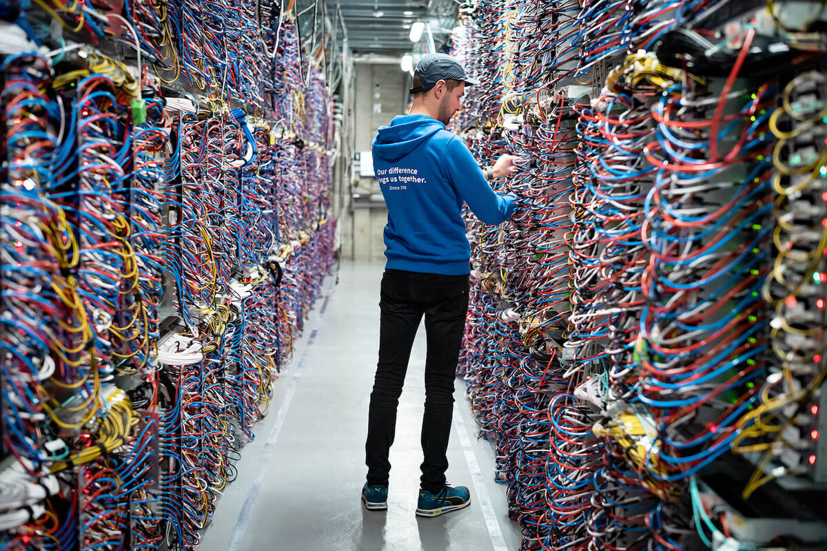 Técnico de OVHcloud en una sala de servidores de alta densidad